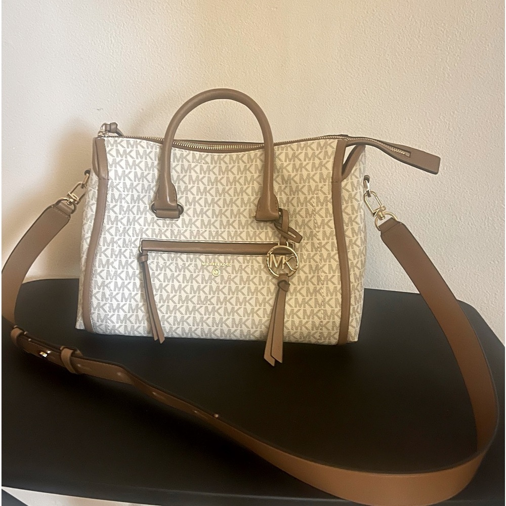 NWT MICHAEL KORS CARINE MEDIUM
SATCHEL BAG~VANILLA 
LEATHER with DUSTBAG